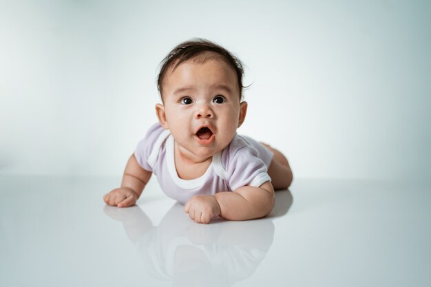 Il bambino è a pancia in giù