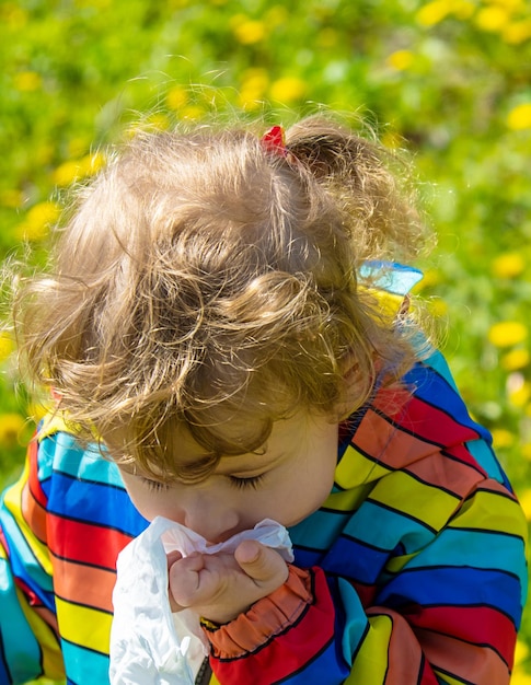 Il bambino è allergico ai fiori Messa a fuoco selettiva