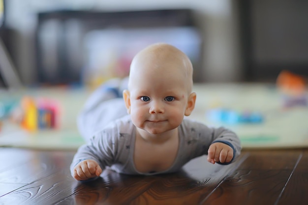 il bambino è carino, l'infanzia sarà felice