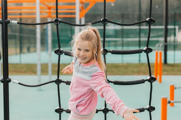 Il bambino è impegnato in allenamento sul campo sportivo. La ragazza si allena per strada.