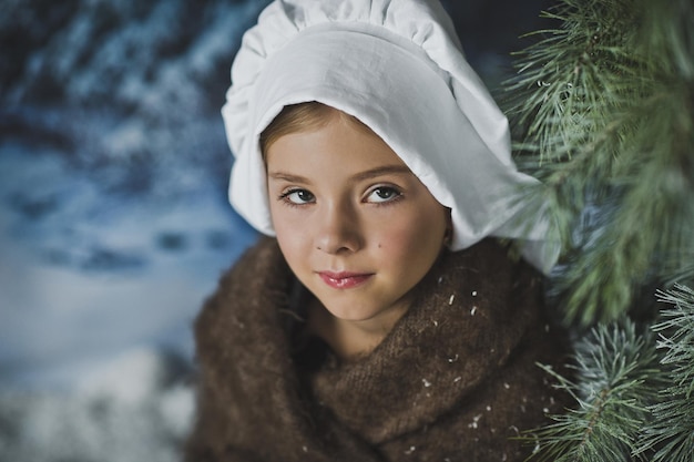 Il bambino è seduto pensieroso nella foresta invernale 4834