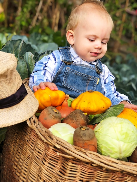 Il bambino è un piccolo contadino. Assistente di fattoria.