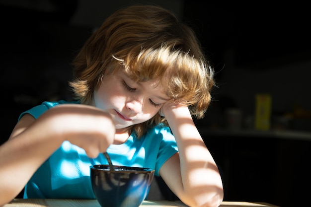 Il bambino fa colazione in cucina Nutrizione per bambini Cibo sano per bambini Cibo biologico per la casa