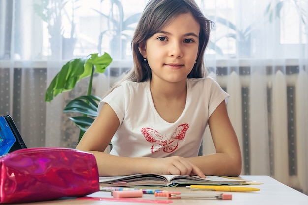 Il bambino fa i compiti. Messa a fuoco selettiva. Persone.