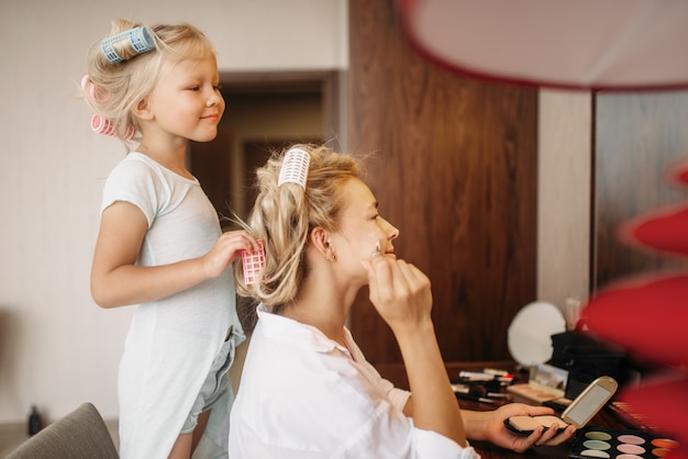 Il bambino fa un trucco divertente a sua madre