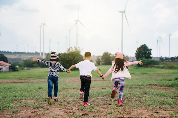 Il bambino felice che gioca con il giocattolo variopinto balloons all&#39;aperto