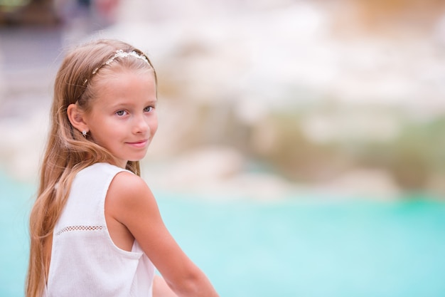 Il bambino felice del bambino gode della vacanza italiana in Europa.