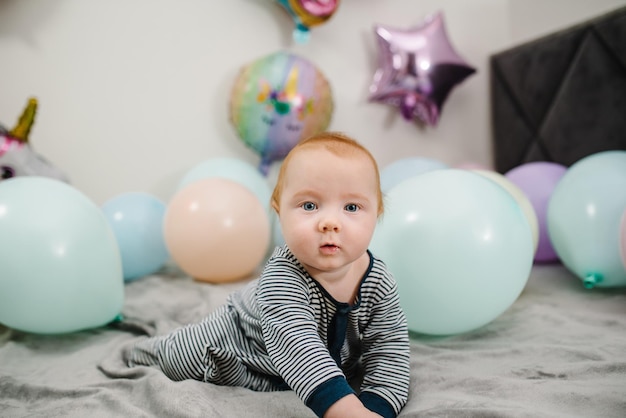 Il bambino felice festeggia il suo compleanno Decorazione della festa con palloncini nello stile unicorno arcobaleno il mio piccolo pony Idea per decorare la festa