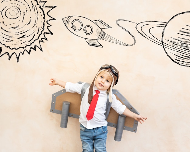 Il bambino felice finge di essere astronauta.