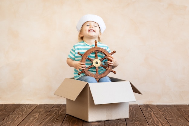 Il bambino felice finge di essere marinaio