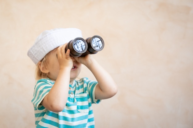 Il bambino felice finge di essere marinaio