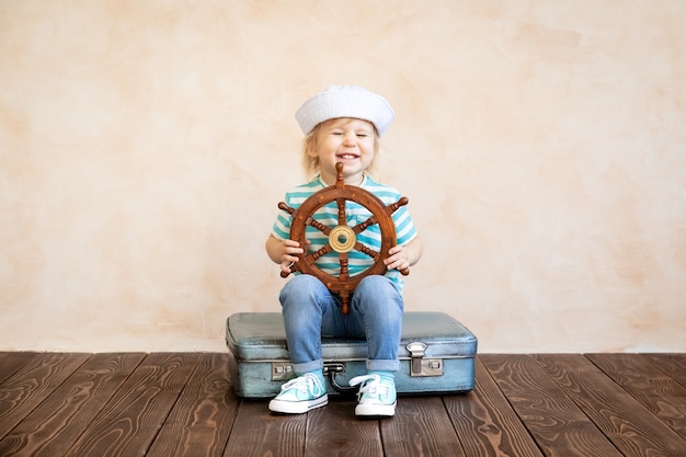 Il bambino felice finge di essere marinaio