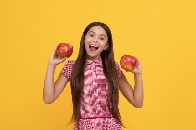 il bambino felice tiene la frutta sana della mela con la vitamina, organica.