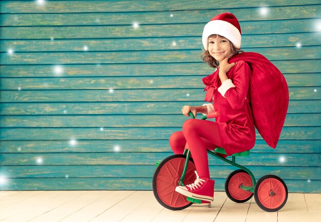 Il bambino felice va in bicicletta