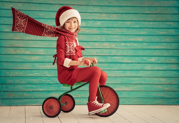 Il bambino felice va in bicicletta