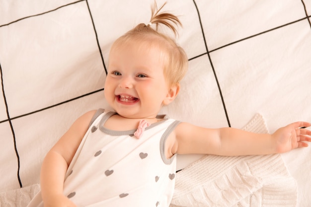 il bambino giace a letto sorridendo