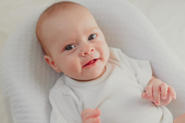 Il bambino giace in un bozzolo di copia spazio Il bambino ha 03 mesi