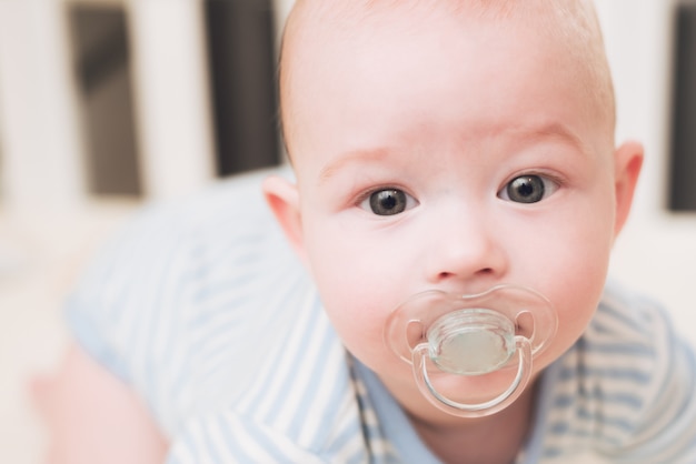 Il bambino giace in una culla sul suo addome.