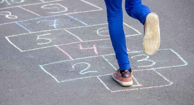 Il bambino gioca con i classici nel parco giochi all'aperto