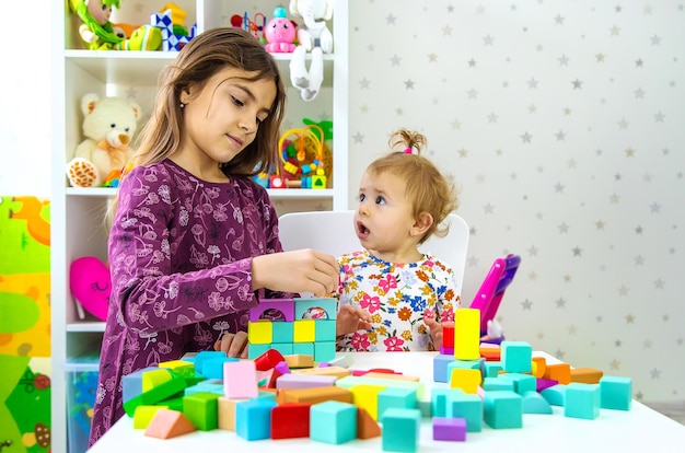 Il bambino gioca con i giocattoli nella stanza. Messa a fuoco selettiva. Bambino.