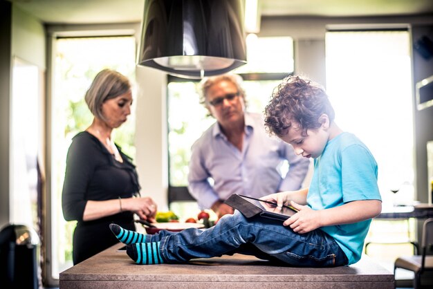 Il bambino gioca con il tablet