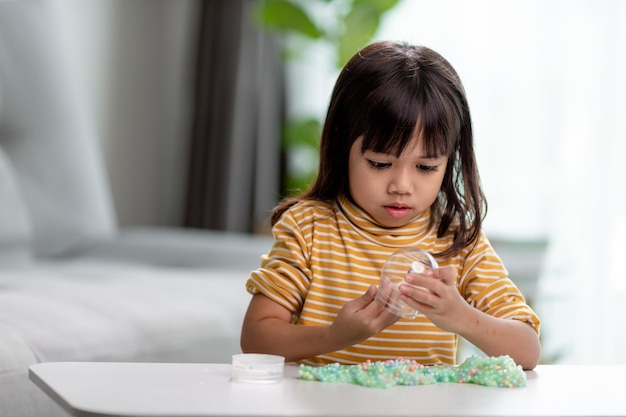 Il bambino gioca con la gomma Slime nelle mani dei bambini