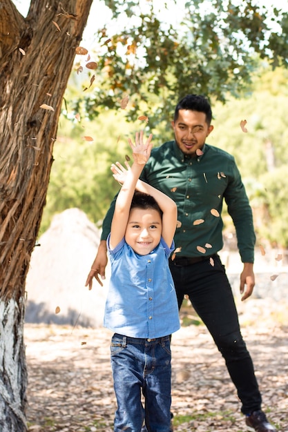 Il bambino gioca con suo padre nella foresta