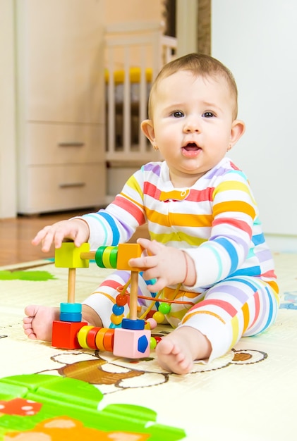 Il bambino gioca con un giocattolo educativo. Messa a fuoco selettiva. Bambino.