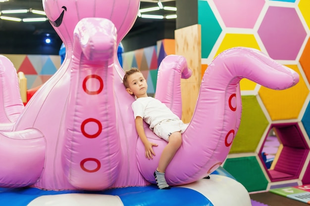 Il bambino gioca nel parco giochi per bambini nel centro commerciale