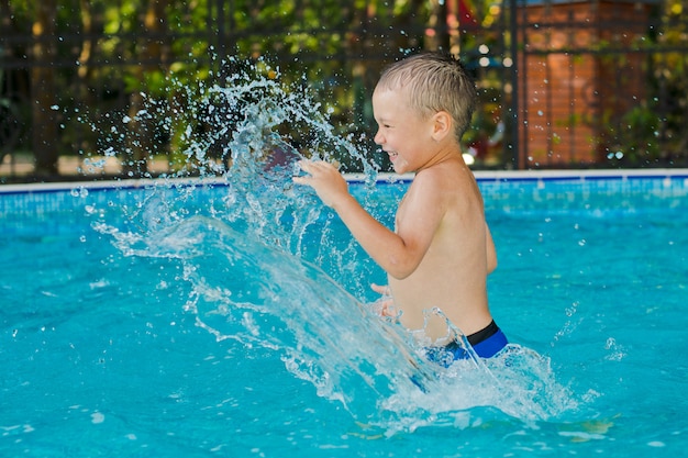 Il bambino gioca nella piscina per bambini