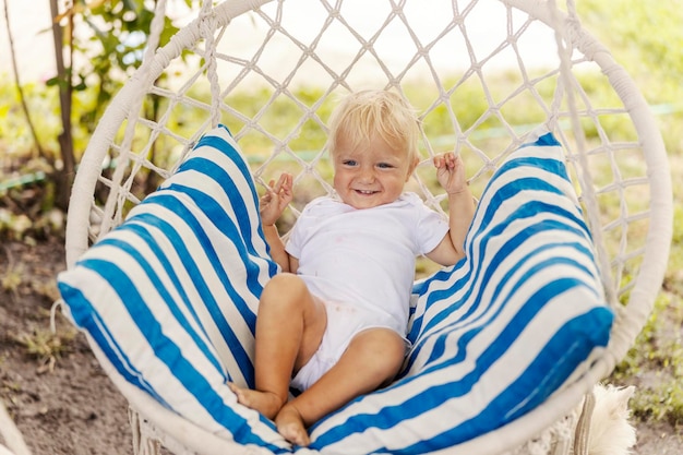 Il bambino gode dell'altalena