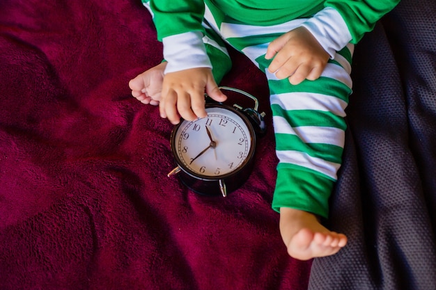 il bambino guarda l'orologio