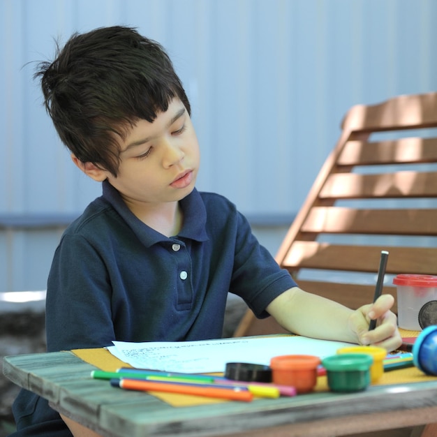 Il bambino ha un disegno per il tempo libero