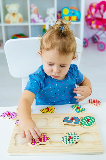 Il bambino impara i numeri al tavolo Messa a fuoco selettiva