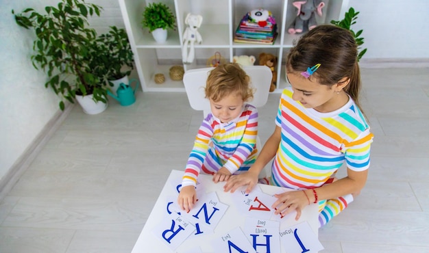 Il bambino impara le lettere inglesi Messa a fuoco selettiva