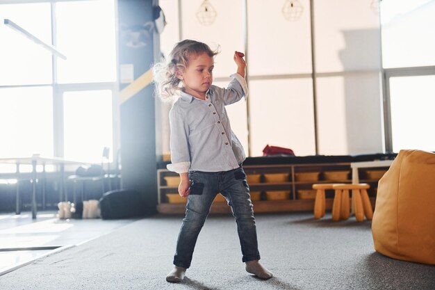 Il bambino in abiti casual si diverte nella sala giochi durante il fine settimana