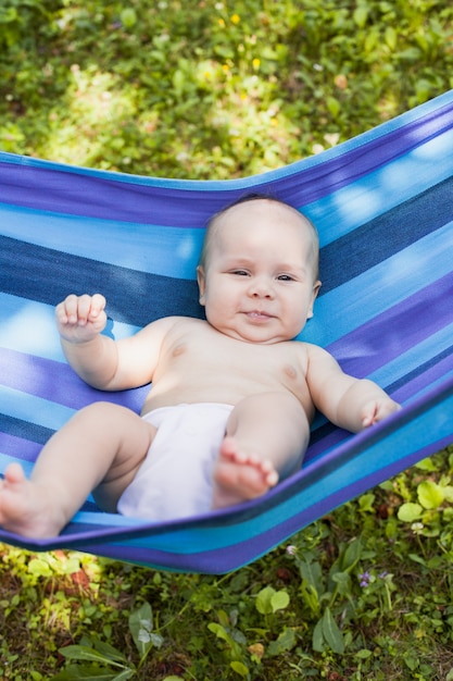 Il bambino in un'amaca si diverte e si rilassa