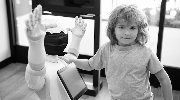 Il bambino intelligente comunica con la tecnologia dell'assistente robotico per l'innovazione dell'istruzione moderna