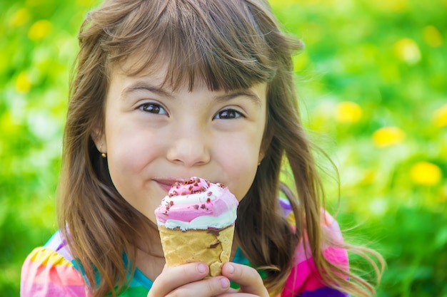 Il bambino mangia il gelato. Messa a fuoco selettiva