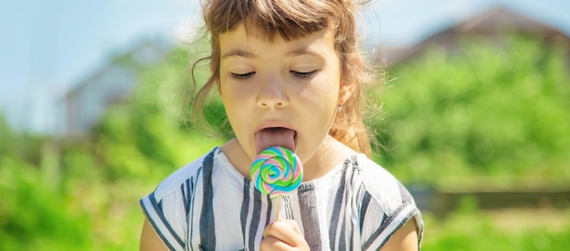 Il bambino mangia la lecca-lecca