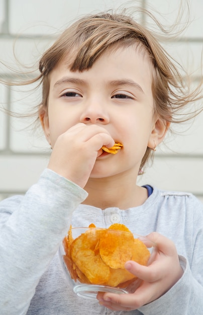 Il bambino mangia le patatine