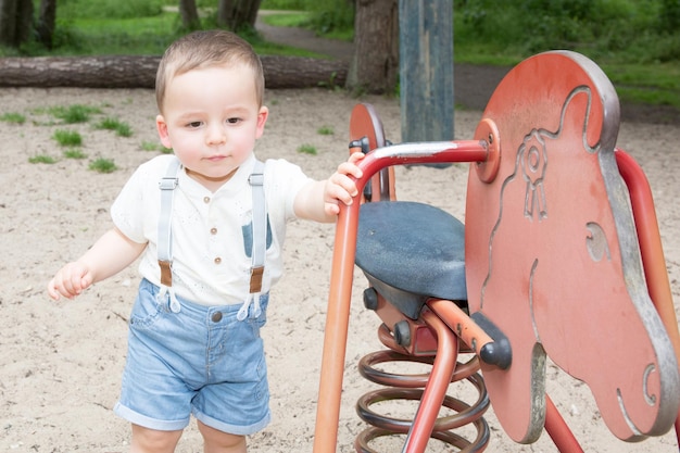 Il bambino nel parco giochi