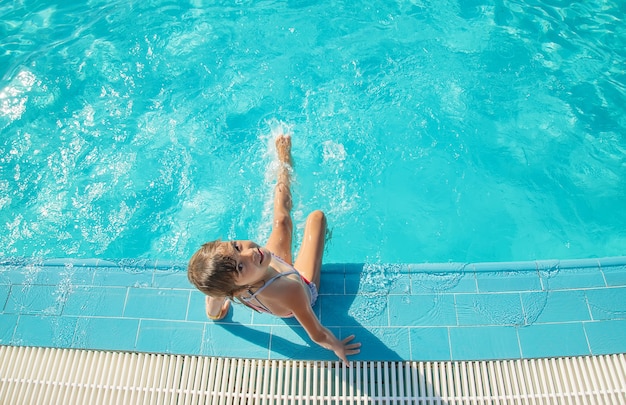 Il bambino nuota e si tuffa in piscina. Messa a fuoco selettiva. natura.