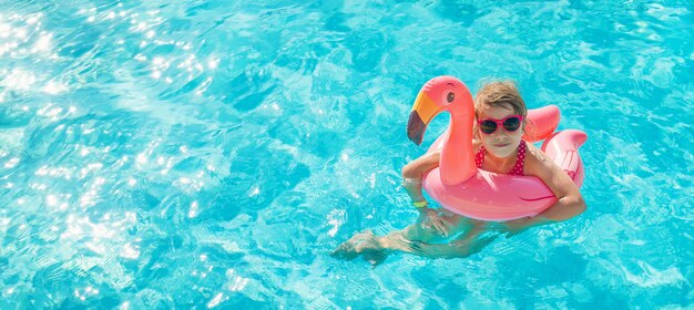 Il bambino nuota e si tuffa in piscina.