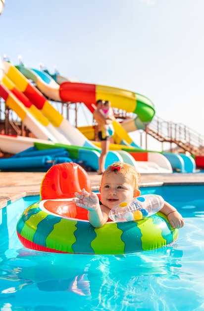 Il bambino nuota in cerchio in piscina. Messa a fuoco selettiva. Natura.