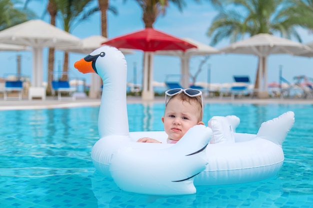 Il bambino nuota in cerchio sul mare. Bambino.