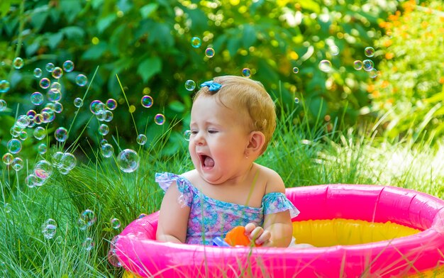 Il bambino nuota in piscina. Messa a fuoco selettiva. Bambino.