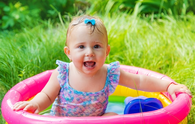 Il bambino nuota in piscina. Messa a fuoco selettiva. Bambino.