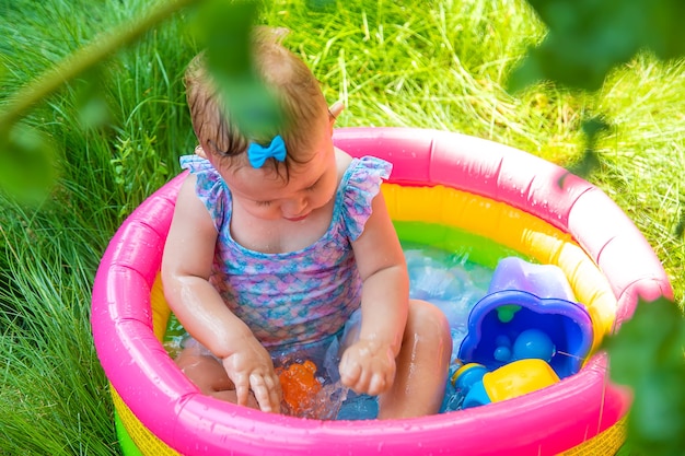 Il bambino nuota in piscina. Messa a fuoco selettiva. Bambino.