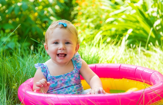 Il bambino nuota in piscina. Messa a fuoco selettiva.